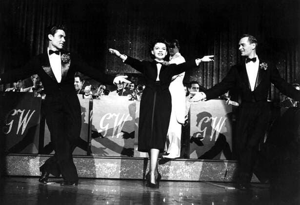 A STAR IS BORN, Judy Garland (center), 1954 Courtesy Everett Collection !ACHTUNG AUFNAHMEDATUM GESCHÃ„TZT! PUBLICATIONXNOTxINxCANxCHNxFRAxITAxJPNxNORxPOLxRUSxESPxUKxUSA Copyright: xCourtesyxEverettxCollectionx MBDSTIS EC017