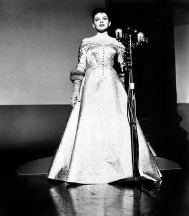 A STAR IS BORN, Judy Garland, in a gown by Jean Louis, 1954 Courtesy Everett Collection !ACHTUNG AUFNAHMEDATUM GESCHÃ„TZT! PUBLICATIONXNOTxINxCANxCHNxFRAxITAxJPNxNORxPOLxRUSxESPxUKxUSA Copyright: xCourtesyxEverettxCollectionx MBDSTIS EC085