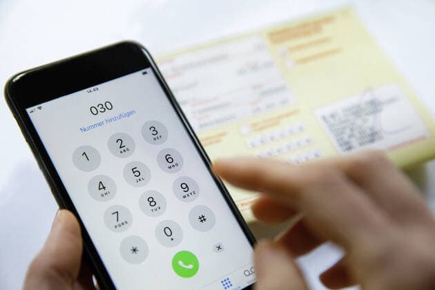 Symbolbild zum Thema Krankschreibung telefonisch anfordern. Berlin, 10.03.2020. Berlin Deutschland *** Symbol picture on the subject of sick leave request by phone Berlin, 10 03 2020 Berlin Germany Copyright: xJaninexSchmitz photothek.netx