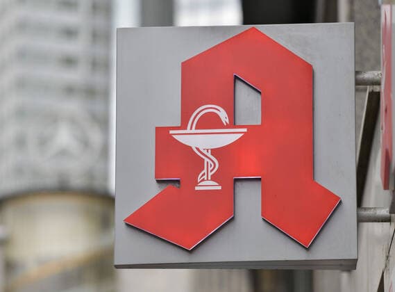 xblx, Apotheken Logo an einer Filiale Frankfurt am Main
