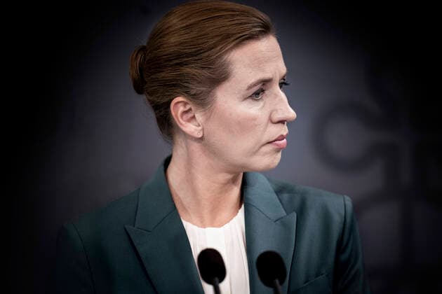 Statsminister Mette Frederiksen, sundheds- og aeldreminister Magnus Heunicke, rigspolitichef Thorkild Fogde, direktoer for organisation og borgerservice i Udenrigsministeriet Erik Broegger Rasmussen, direktoer i Sundhedsstyrelsen Soeren Brostroem og direktoer i Erhvervsstyrelsen Katrine Winding holder pressemoede i Spejlsalen i Statsministeriet tirsdag den 10. marts 2020.. , Copenhagen Denmark