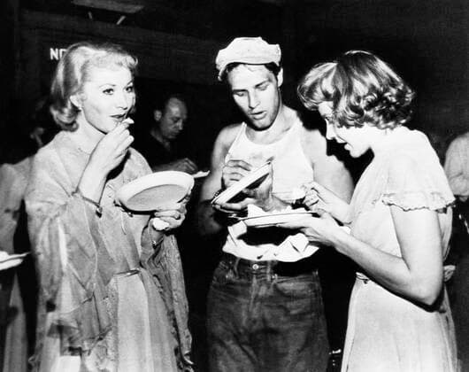 OSCARS: Beste Nebendarstellerin, PreistrÃ¤gerinnen 1951-1960 A STREETCAR NAMED DESIRE, from left: Vivien Leigh, Marlon Brando, Kim Hunter eating on set, 1951 Courtesy Everett Collection !ACHTUNG AUFNAHMEDATUM GESCHÃ„TZT! PUBLICATIONXNOTxINxCANxCHNxFRAxITAxJPNxNORxPOLxRUSxESPxUKxUSA Copyright: xCourtesyxEverettxCollectionx MBDSTNA EC056