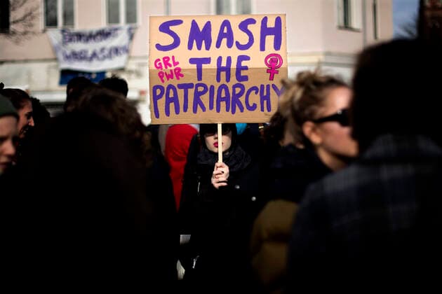 International Woman s Day Berlin DEU, Deutschland, Germany, Berlin, 08.03.2020 Demonstranten mit Plakat Smash The Patriarchy und Frauenzeichen auf dem Internationalen Frauentag unter dem Motto Internationaler Frauentag, Feminismus. Antidiskrimierung von der Vereinigung Frauenkampftahbuendnis am 8. Maerz in Berlin. Die Demostration zum Frauentag fordert die Gleichberechtigung und mehr Rechte von Frauen, die sexuelle Selbstbestimmung und protestiert gegen sexuelle Gewalt an Frauen und patriachale Strukturen. Seit 1921 wird der Frauentag jaehrlich am 8. Maerz gefeiert und ist seit diesem Jahr Feiertag in Berlin. Participants with sign Smash The Patriarchy and symbol Women s power a in favour of women s rights during the International Woman s Day in Berlin, Germany, 08 March 2020. Under the theme Celebrating, Strikung Keep on Fighting million