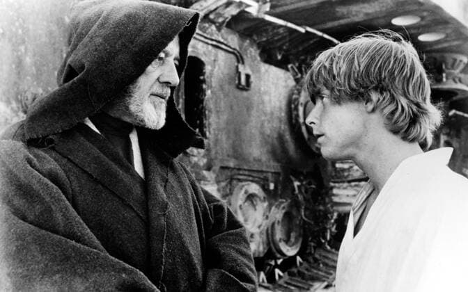 STAR WARS, (aka STAR WARS: EPISODE IV - A NEW HOPE), Alec Guinness, Mark Hamill, 1977. Courtesy Everett Collection !ACHTUNG AUFNAHMEDATUM GESCHÃ„TZT! PUBLICATIONXNOTxINxCANxCHNxFRAxITAxJPNxNORxPOLxRUSxESPxUKxUSA Copyright: xCourtesyxEverettxCollectionx MBDSTWA EC011