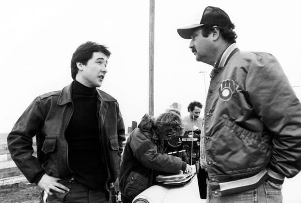 THE SURE THING, from left: John Cusack, director Rob Reiner on set, 1985, Embassy courtesy Everett Collection Embassy Pictures Courtesy Everett Collection !ACHTUNG AUFNAHMEDATUM GESCHÃ„TZT! PUBLICATIONXNOTxINxCANxCHNxFRAxITAxJPNxNORxPOLxRUSxESPxUKxUSA Copyright: xEmbassyxPictures CourtesyxEverettxCollectionx MBDSUTH EC016