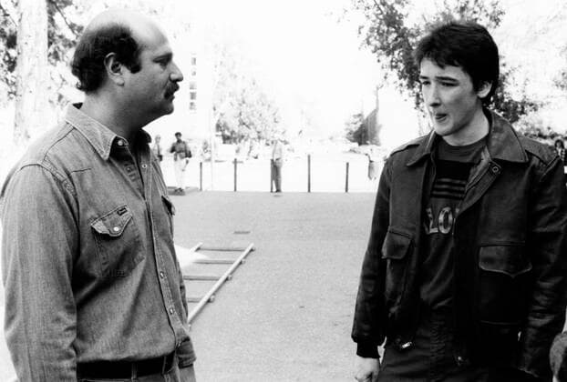 THE SURE THING, from left: director Rob Reiner, John Cusack on set, 1985, Embassy courtesy Everett Collection Embassy Pictures Courtesy Everett Collection !ACHTUNG AUFNAHMEDATUM GESCHÃ„TZT! PUBLICATIONXNOTxINxCANxCHNxFRAxITAxJPNxNORxPOLxRUSxESPxUKxUSA Copyright: xEmbassyxPictures CourtesyxEverettxCollectionx MBDSUTH EC017