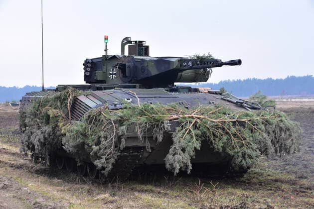 Schützepanzer Puma auf dem Truppenübungsplatz Medientag Goodbye Marder - Welcome Puma der Panzerbrigade 21 aus Augustdorf. Schützenpanzer Puma während einer laufenden Gefechtsübung auf dem Truppenübungsplatz Bergen in der Lüneburger Heide. Im hinteren Kampfraum können bis zu 6 Panzergrenadiere befördert werden. Bergen Niedersachsen Deutschland *** Puma infantry fighting vehicle at the training area Medientag Goodbye Marder Welcome Puma of Panzerbrigade 21 from Augustdorf Puma infantry fighting vehicle during an ongoing combat exercise at the Bergen training area in the Lüneburg Heath Up to 6 mechanised infantry fighting vehicles can be transported in the rear combat compartment Bergen Lower Saxony Germany