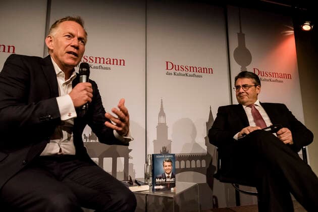 Johannes B. Kerner + Sigmar Gabriel - Mehr Mut Europa, Deutschland, Berlin, 10.03.2020: Der ehemalige Bundesvorsitzende der SPD und Vizekanzler Sigmar Gabriel stellt im Kulturkaufhaus Dussmann sein Buch Mehr Mut vor. Eine Gespächsreihe mit Johannes B. Kerner.