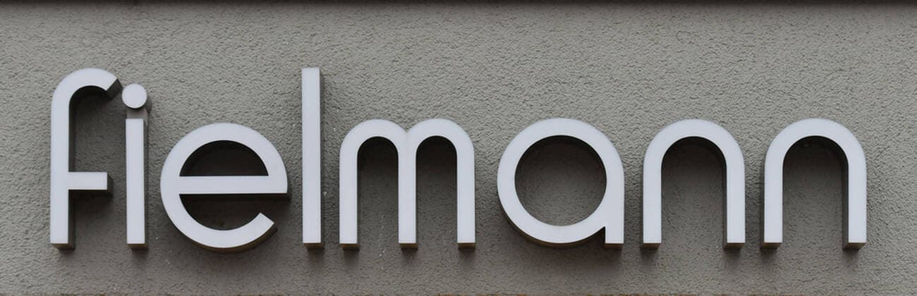 xblx, Logo an einer Filiale von Fielmann Friedberg