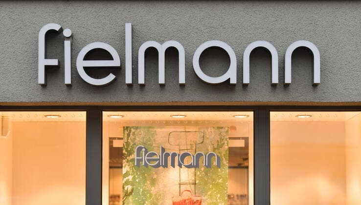 xblx, Logo an einer Filiale von Fielmann Friedberg