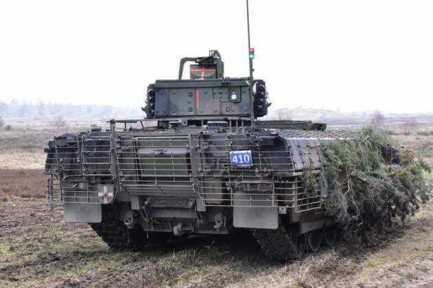 Schützepanzer Puma auf dem Truppenübungsplatz Medientag Goodbye Marder - Welcome Puma der Panzerbrigade 21 aus Augustdorf. Schützenpanzer Puma während einer laufenden Gefechtsübung auf dem Truppenübungsplatz Bergen in der Lüneburger Heide. Im hinteren Kampfraum können bis zu 6 Panzergrenadiere befördert werden. Bergen Niedersachsen Deutschland *** Puma infantry fighting vehicle at the training area Medientag Goodbye Marder Welcome Puma of Panzerbrigade 21 from Augustdorf Puma infantry fighting vehicle during an ongoing combat exercise at the Bergen training area in the Lüneburg Heath Up to 6 mechanised infantry fighting vehicles can be transported in the rear combat compartment Bergen Lower Saxony Germany