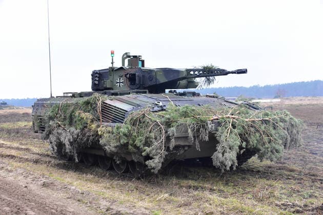 Schützepanzer Puma auf dem Truppenübungsplatz Medientag Goodbye Marder - Welcome Puma der Panzerbrigade 21 aus Augustdorf. Schützenpanzer Puma während einer laufenden Gefechtsübung auf dem Truppenübungsplatz Bergen in der Lüneburger Heide. Im hinteren Kampfraum können bis zu 6 Panzergrenadiere befördert werden. Bergen Niedersachsen Deutschland *** Puma infantry fighting vehicle at the training area Medientag Goodbye Marder Welcome Puma of Panzerbrigade 21 from Augustdorf Puma infantry fighting vehicle during an ongoing combat exercise at the Bergen training area in the Lüneburg Heath Up to 6 mechanised infantry fighting vehicles can be transported in the rear combat compartment Bergen Lower Saxony Germany