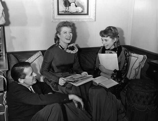 THAT FORSYTE WOMAN, director Compton Bennett, Greer Garson, Janet Leigh, in Garson s MGM dressing room, 1949 Courtesy Everett Collection !ACHTUNG AUFNAHMEDATUM GESCHÃ„TZT! PUBLICATIONXNOTxINxCANxCHNxFRAxITAxJPNxNORxPOLxRUSxESPxUKxUSA Copyright: xCourtesyxEverettxCollectionx MBDTHFO EC027