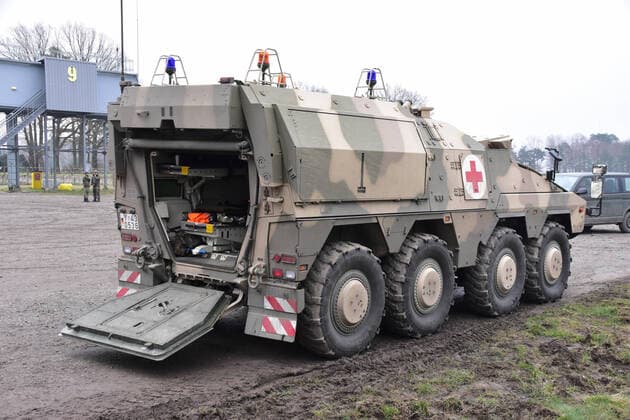GTK Boxer auf dem Truppenübungsplatz Bergen Medientag Goodbye Marder - Welcome Puma der Panzerbrigade 21 aus Augustdorf. GTK Boxer Sanitätsfahrzeug steht zur Hilfeleistung bei medizinischen Notfällen während einer laufenden Gefechtsübung auf dem Truppenübungsplatz Bergen in der Lüneburger Heide. Bergen Niedersachsen Deutschland