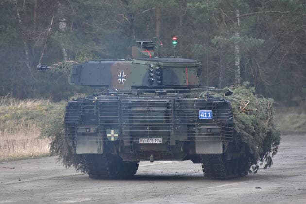 Schützepanzer Puma auf dem Truppenübungsplatz Medientag Goodbye Marder - Welcome Puma der Panzerbrigade 21 aus Augustdorf. Schützenpanzer Puma während einer laufenden Gefechtsübung auf dem Truppenübungsplatz Bergen in der Lüneburger Heide. Im hinteren Kampfraum können bis zu 6 Panzergrenadiere befördert werden. Bergen Niedersachsen Deutschland *** Puma infantry fighting vehicle at the training area Medientag Goodbye Marder Welcome Puma of Panzerbrigade 21 from Augustdorf Puma infantry fighting vehicle during an ongoing combat exercise at the Bergen training area in the Lüneburg Heath Up to 6 mechanised infantry fighting vehicles can be transported in the rear combat compartment Bergen Lower Saxony Germany