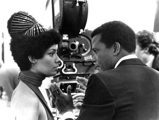 A WARM DECEMBER, actor director, Sidney Poitier, directing Esther Anderson, in a scene, 1973. Courtesy Everett Collection !ACHTUNG AUFNAHMEDATUM GESCHÃ„TZT! PUBLICATIONXNOTxINxCANxCHNxFRAxITAxJPNxNORxPOLxRUSxESPxUKxUSA Copyright: xCourtesyxEverettxCollectionx MBDWADE EC010