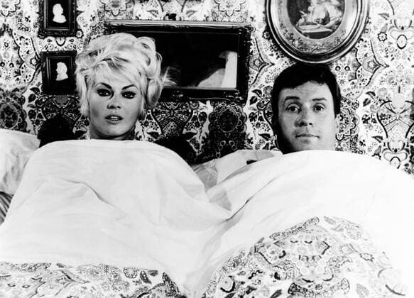WHO WANTS TO SLEEP, (aka DAS LIEBESKARUSSELL), from left: Anita Ekberg, Peter Alexander, 1965 Courtesy Everett Collection !ACHTUNG AUFNAHMEDATUM GESCHÃ„TZT! PUBLICATIONXNOTxINxCANxCHNxFRAxITAxJPNxNORxPOLxRUSxESPxUKxUSA Copyright: xCourtesyxEverettxCollectionx MBDWHWA EC060
