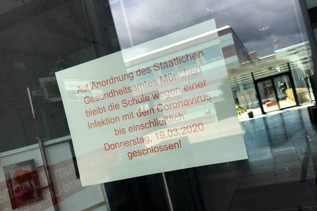 Immer mehr Schulen wegen des sich weiter ausbreitenden Coronavirus werden geschlossen. So wie hier die Grundschule an der Astrid-Lindgren Strasse in Muenchen Riem. Anordnung des staatliche Gesundheitsamtes Muenchen. Aushang,Zettel an der Eingangstuer des Schulgebaeudes