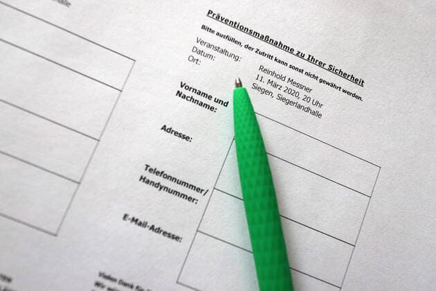 Praeventionsmassnahme wegen des Coronavirus in der Siegerlandhalle in Siegen, die Veranstaltung mit Reinhold Messner am Abend findet unter Auflagen statt. Jeder Besucher der Veranstaltung muss eine Registrierungskarte ausfuellen Mittwoch 11.03.2020, Reinhold Messner: Nanga Parbat - Mein Schicksalsberg in der Siegerlandhalle in Siegen