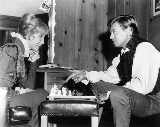 THE WONDERFUL WORLD OF THE BROTHERS GRIMM, from left, Barbara Eden, Karl Boehm,enjoying a game of chess on-set, 1962 Courtesy Everett Collection !ACHTUNG AUFNAHMEDATUM GESCHÃ„TZT! PUBLICATIONXNOTxINxCANxCHNxFRAxITAxJPNxNORxPOLxRUSxESPxUKxUSA Copyright: xCourtesyxEverettxCollectionx MBDWOWO EC056