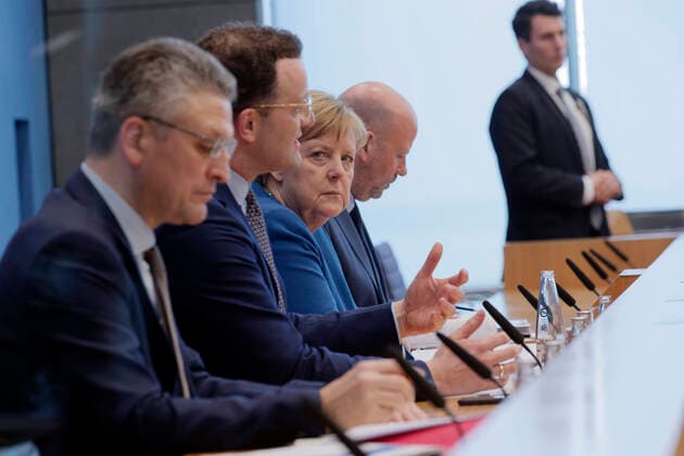Angela Merkel + Jans Spahn + Lothar H. Wieler 2020-03-11, Berlin, Deutschland - Bundespressekonferenz. Bundeskanzlerin Angela Merkel (CDU), Jens Spahn (CDU), Bundesgesundheitsminister, und Prof. Dr. Lothar H. Wieler, Präsident des Robert Koch Instituts (l.), berichten über die europaweiten Maßnahmen der Regierungen gegen die Ausbreitung des Coronavirus.