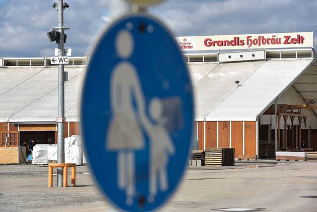 Corona Virus. Cannstatter Wasen und Frühlingsfest wurde abgesagt. Auf Grund der steigenden Zahlen der Infizierten werden grosse Veranstaltungen auch in Stuttgart abgesagt. Hier Gelände auf dem Cannstatter Wasen mit noch nicht aufgebauten Zelten. Stuttgart Baden-Wuerttemberg Deutschland Copyright: xMaxxKovalenkox
