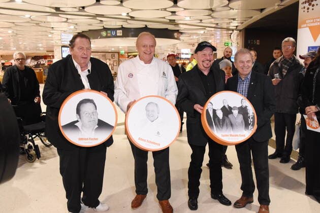Bilder des Jahres 2020, Entertainment 03 März Entertainment Themen der Woche KW11 Entertainment Bilder des Tages Ottfried Fischer Alfons Schuhbech Koch Barny Murphy Gunter Siegl Spider Murphy Band Muenchen 11.03.20 Im Matthaeser 35 mm Pressegespraech und am Stachus Fussgaenger Passsag Sky of Fame Enthuellunger Neuer Prominenten Bilder Passage *** Ottfried Fischer Alfons Schuhbech Chef Barny Murphy Gunter Siegl Spider Murphy Band Munich 11 03 20 In the Matthaeser 35 mm press conference and at the Stachus pedestrian pass Sky of Fame Unveiling New Celebrities Pictures Passage