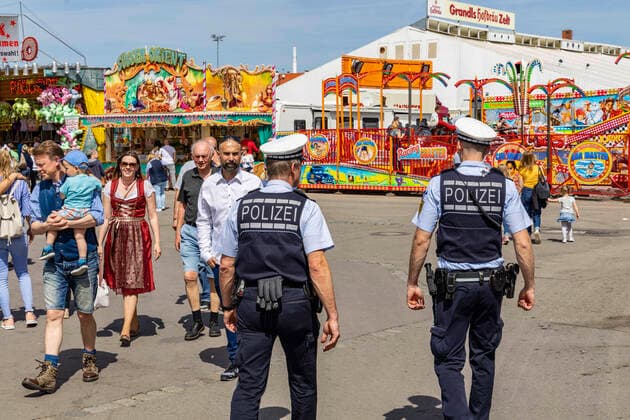 DEU, Deutschland, Baden-Württemberg, Stuttgart, 22.04.2019 - Wegen Coronavirus: die Stadt Stuttgart sagt das Frühlingsfest 2020 ab. Das große Volksfest hätte eigentlich vom 18. April bis 10. Mai 2020 auf dem Cannstatter Wasen stattfinden sollen. Hier Impressionen vom 81. Frühlingsfest 2019. Nach Angaben des Veranstalter ist es das größte Frühlingsfest in Europa mit rund 1,5 Millionen Besuchern.
