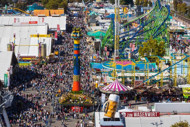 DEU, Deutschland, Baden-Württemberg, Stuttgart, 29.09.2019: Wegen Coronavirus: die Stadt Stuttgart sagt das Frühlingsfest 2020 ab. Das große Volksfest hätte eigentlich vom 18. April bis 10. Mai 2020 auf dem Cannstatter Wasen stattfinden sollen. Nach Angaben des Veranstalter ist es das größte Frühlingsfest in Europa mit rund 1,5 Millionen Besuchern. Hier Impressionen vom Pendant des Frühlingsfestes, dem Cannstatter Volksfest im Herbst 2019. Die Fruchtsäule erinnert an das Erntedankfest.