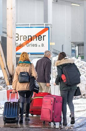 Brenner 11.03.2020, Brenner, AUT, Coronavirus in Oesterreich, im Grenzbereich zu Italien loesen ab Mittwoch lueckenlose Grenzkontrollen die Gesundheitschecks an der Grenze ab, im Bild Reisende verlassen Oesterreich zu Fuss in Richtung Italien Travelers leave Austria on foot towards Italy during In the border area with Italy, seamless border controls will replace the health checks at the border starting on Wednesday. Brenner, Austria on 2020 03 11. Groder