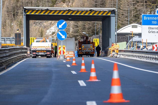 Brenner 11.03.2020, Brenner, AUT, Coronavirus in Oesterreich, im Grenzbereich zu Italien loesen ab Mittwoch lueckenlose Grenzkontrollen die Gesundheitschecks an der Grenze ab, im Bild Mitarbeiter der ASFINAG beim Errichten des Grenzmanagement am Autobahngrenzuebergang an der A13 Employees of ASFINAG in building the border Management at highway border crossing on the A13 during In the border area with Italy, seamless border controls will replace the health checks at the border starting on Wednesday. Brenner, Austria on 2020 03 11. Groder