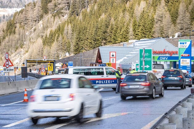 Brenner 11.03.2020, Brenner, AUT, Coronavirus in Oesterreich, im Grenzbereich zu Italien loesen ab Mittwoch lueckenlose Grenzkontrollen die Gesundheitschecks an der Grenze ab, im Bild Anfahrt zur Einreisekontrolle Directions to the entry control during In the border area with Italy, seamless border controls will replace the health checks at the border starting on Wednesday. Brenner, Austria on 2020 03 11. Groder