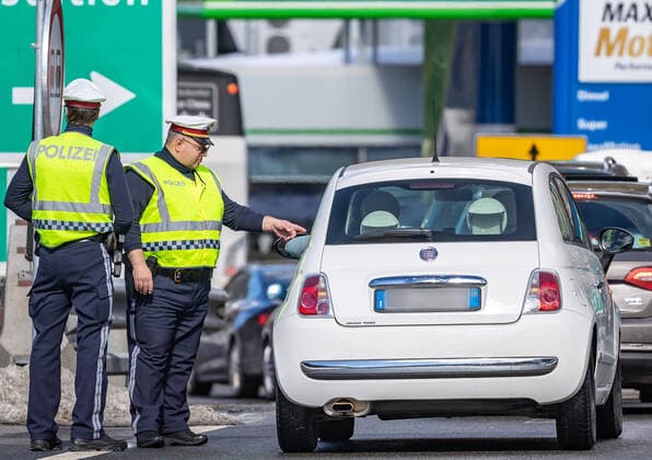 Brenner 11.03.2020, Brenner, AUT, Coronavirus in Oesterreich, im Grenzbereich zu Italien loesen ab Mittwoch lueckenlose Grenzkontrollen die Gesundheitschecks an der Grenze ab, im Bild Polizisten kontrollieren Reisende am Auutobahngrenzuebergang an der A13 am Brenner bei der Einreise nach Oesterreich Police officers check travelers at the motorway border crossing on the A13 at the Brenner upon entry into Austria during In the border area with Italy, seamless border controls will replace the health checks at the border starting on Wednesday. Brenner, Austria on 2020 03 11. Groder
