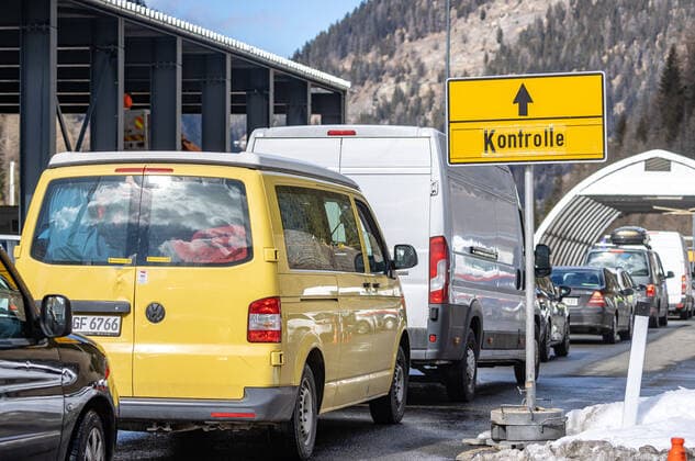 Brenner 11.03.2020, Brenner, AUT, Coronavirus in Oesterreich, im Grenzbereich zu Italien loesen ab Mittwoch lueckenlose Grenzkontrollen die Gesundheitschecks an der Grenze ab, im Bild Anfahrt zur Einreisekontrolle Directions to the entry control during In the border area with Italy, seamless border controls will replace the health checks at the border starting on Wednesday. Brenner, Austria on 2020 03 11. Groder