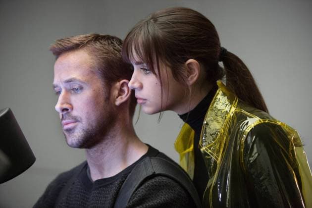 BLADE RUNNER 2049, from left: Ryan Gosling, Ana de Armas, 2017. ph: Stephen Vaughan Warner Bros. Courtesy Everett Collection !ACHTUNG AUFNAHMEDATUM GESCHÃ„TZT! PUBLICATIONXNOTxINxCANxCHNxFRAxITAxJPNxNORxPOLxRUSxESPxUKxUSA Copyright: xWarnerxBros CourtesyxEverettxCollectionx MCDBLRU EC085