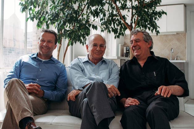 BOOM BUST BOOM, from left: writer Theo Kocken, psychologist Daniel Kahneman, Terry Jones, 2016. Courtesy Everett Collection !ACHTUNG AUFNAHMEDATUM GESCHÃ„TZT! PUBLICATIONXNOTxINxCANxCHNxFRAxITAxJPNxNORxPOLxRUSxESPxUKxUSA Copyright: xCourtesyxEverettxCollectionx MCDBOBU EC010