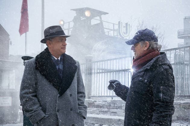 73. Berlinale, Steven Spielberg erhÃ¤lt den Goldenen EhrenbÃ¤ren fÃ¼r sein Lebenswerk BRIDGE OF SPIES, from left: Tom Hanks, director Steven Spielberg, on set, 2015. ph: Jaap Buitendijk Walt Disney Studios Motion Pictures Courtesy Everett Collection Walt Disney Co. Courtesy Everett Collection !ACHTUNG AUFNAHMEDATUM GESCHÃ„TZT! PUBLICATIONXNOTxINxCANxCHNxFRAxITAxJPNxNORxPOLxRUSxESPxUKxUSA Copyright: xWaltxDisneyxCo. CourtesyxEverettxCollectionx MCDBROF EC193