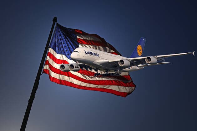 Angst vor dem Coronavirus, die USA verhaengen Einreisestopp fuer 30 Tage von Reisen von Europa in die USA, dass Einreiseverbot soll ab Freitag den 13.03.2020 23:59 Uhr Ortszeit gelten Fotomontage, Symbolbild, eine US Amerikanische Flagge, davor ein Flugzeug der Fluggesellschaft Lufthansa, Airbus A380-800 Deutschland Kennung D-AIMN im Landeanflug Symbolbild, Einreisestopp in die USA 12.03.2020 in Siegen Deutschland.