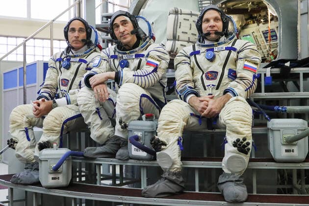 News Bilder des Tages MOSCOW REGION, RUSSIA - MARCH 12, 2020: Members of the ISS Expedition 63 prime crew, NASA astronaut Christopher Cassidy, Roscosmos cosmonauts Anatoly Ivanishin and Ivan Vagner (L-R), undergo qualification training sessions at Yuri Gagarin Cosmonaut Training Centre in Zvyozdny Gorodok Star City ahead of their Soyuz MS-16 space launch scheduled to take place at the Baikonur Cosmodrome on April 9, 2020. Sergei Karpukhin TASS  TS0D1B56