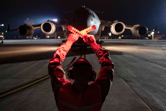 News Bilder des Tages March 11, 2020 - Pittsburgh International Airport, Pennsylvania, USA - Tech. Sgt. Cody Kline, 911th Aircraft Maintenance Squadron crew chief, signals pilots to stop while marshalling a C-17 Globemaster III back to its parking spot at the Pittsburgh International Airport Air Reserve Station, Pennsylvania, March 10, 2020. Airmen work day and night to ensure mission and operational readiness. Pittsburgh International Airport USA - ZUMAz03_ 20200311_sha_z03_572 Copyright: xU.S.xAirxForcex