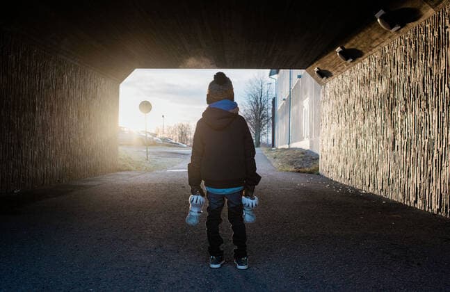 IMAGO Creative: Lokalhelden - Jugendsportbildung young boy standing in a tunnel holding his ice skates in winter NorrtoÂ¤lje, Stockholm County, Sweden ,model released, Symbolfoto CR_RABE200115-269087-01
