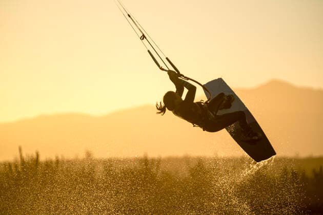 Female athlete kiteboarding at sunset in La Ventana, Mexico Mexico, Baja California Sur, La Ventana ,model released, Symbolfoto CR_FGUQ200116A-290535-01