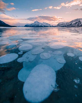 IMAGO Nature: Unsere Erde, Umweltverträgliche Herausforderungen des 21. Jahrhunderts, Methan Methane Bubble Abraham Lake, Alberta Nordegg, AB, Canada CR_SHKO200116-286165-01