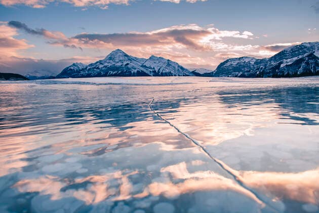 IMAGO Nature: Unsere Erde, Umweltverträgliche Herausforderungen, Methan Frozen Methane Bubbles and reflected sky at Abraham Lake, Alberta Nordegg, AB, Canada CR_SHKO200116-286169-01