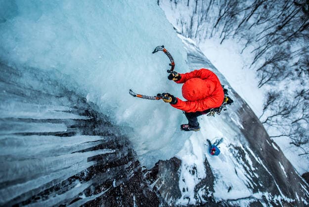 IMAGO Creative: Alternativer Wintersport Man ice climbing on Cathedral Ledge in North Conway, New Hampshire Conway, NH, United States ,model released, Symbolfoto CR_BRDO200120A-285752-01