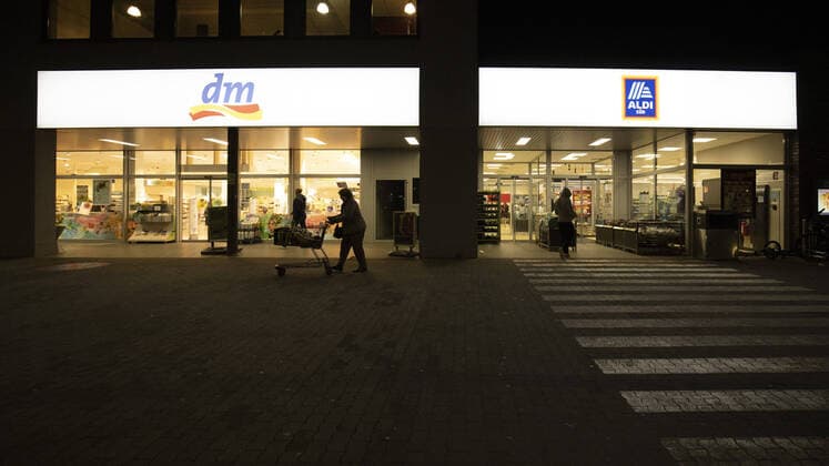 Eingang eines dm Marktes und einer Aldi Sued Filiale, Bonn, den 10.03.2020. Bonn Deutschland