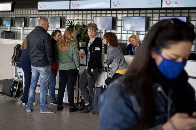 2020-03-12 09:43:09 SCHIPHOL - Drukte in de vertrekhal bij de informatiebalie van TUI op Schiphol. Het door de Amerikaanse president Donald Trump aangekondigde inreisverbod voor Europese landen heeft grote gevolgen voor de reiswereld. ANP OLAF KRAAK  Copyright: xx x408253559x