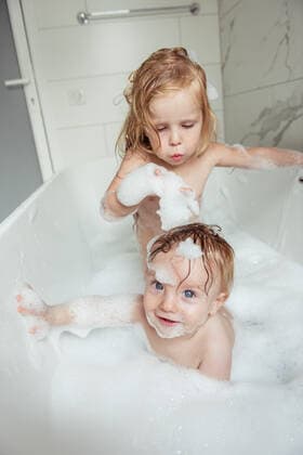 little brother and sister bathing in a foam bath Warsaw, Masovian Voivodeship, Poland ,model released, Symbolfoto CR_YUKI200121B-228886-01