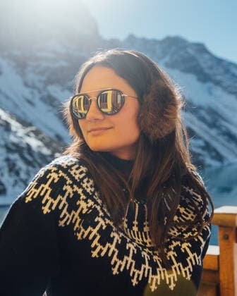 A woman warms up in the sunshine by the mountains in Chile. Santiago, Santiago Metropolitan Region, Chile ,model released, Symbolfoto CR_URZA200123B-269892-01