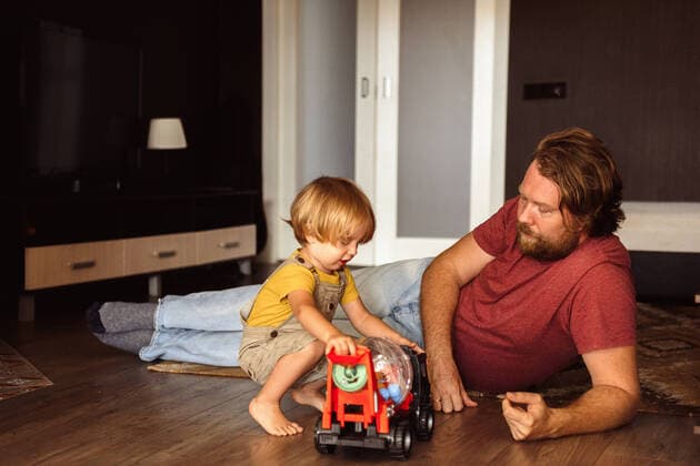 Dad and son playing cars at home Prague, Prague, Czechia ,model released, Symbolfoto CR_YUKI200123B-225387-01